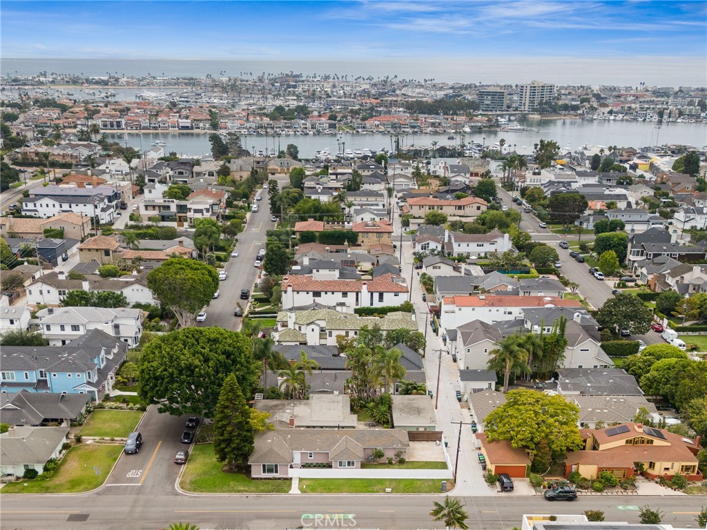 Prime Newport Beach Lease Opportunity!
Single-story, fully remodeled 3-bedroom home in a gated setting with garage. Ideally located within walking distance to the beach, shops, and fine dining, this coastal retreat offers the perfect blend of comfort, convenience, and style. award winning schools