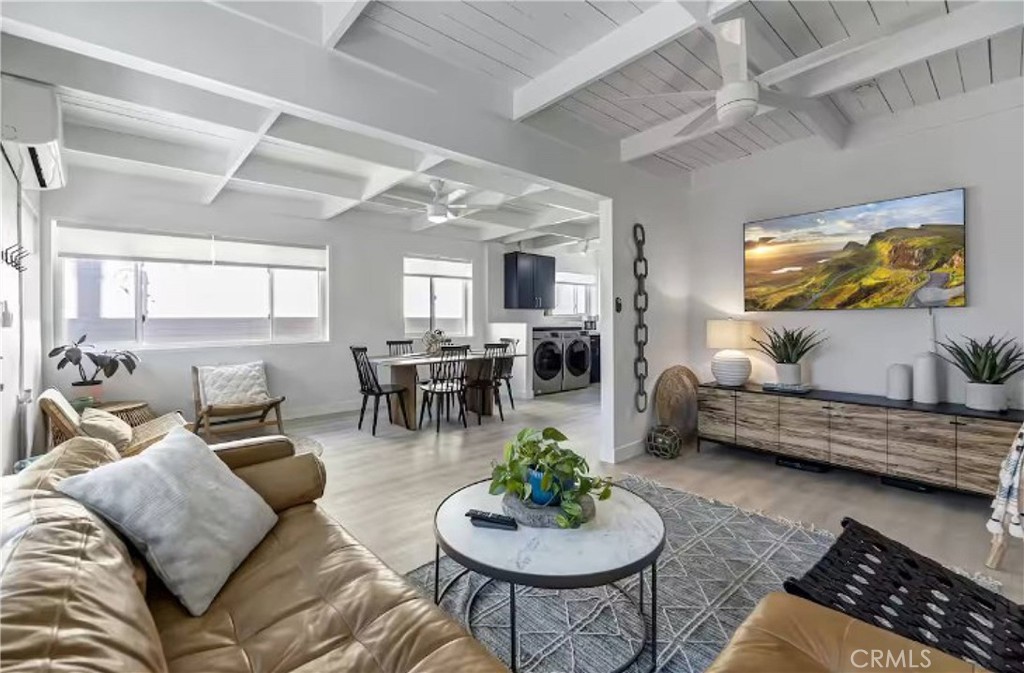 689 S Pacific Coast Hwy 4