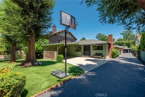 Photo of 4450 Matilija Avenue, Sherman Oaks, CA 91423 (MLS # SR26181989)