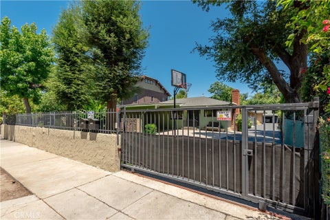 Photo of 4450 Matilija Avenue, Sherman Oaks, CA 91423 (MLS # SR26181989)