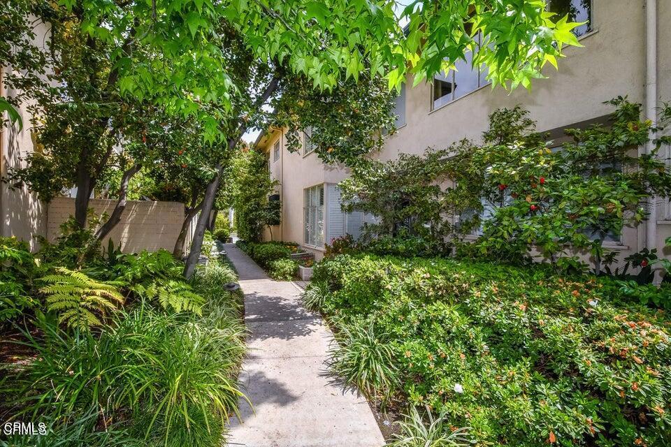 Upstairs single-level end-unit condo in a beautiful midcentury complex that sits away from South Orange Grove Boulevard and that is surrounded by the vast grassy lawn and stunning landscape. Bathrooms feature their original finishes and are in great condition. Light and airy; Lots of storage. Front-row seat for the world-famous Pasadena Rose Parade on New Year's Day. Utilities included in the rent.
