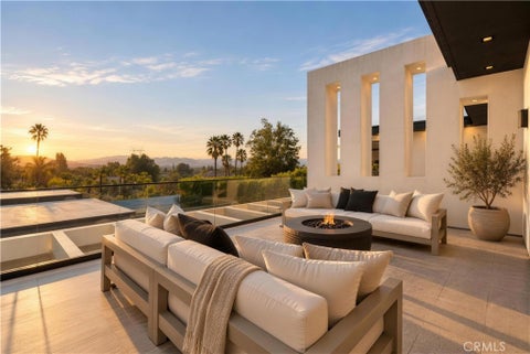 Photo of 4940 Brewster Drive, Tarzana, CA 91356 (MLS # SR26181883)
