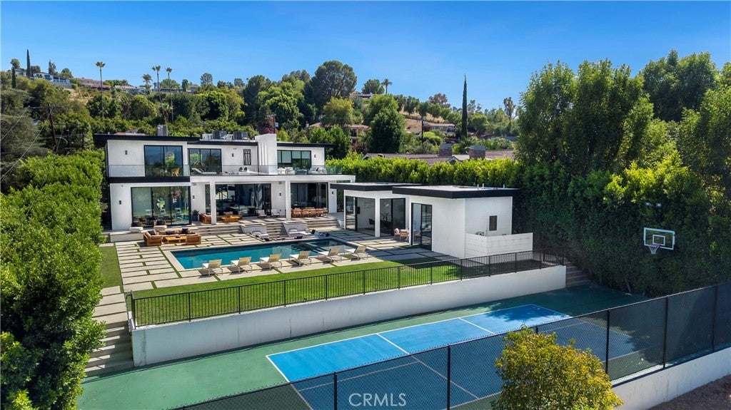 Photo of 4940 Brewster Drive, Tarzana, CA 91356 (MLS # SR26181883)
