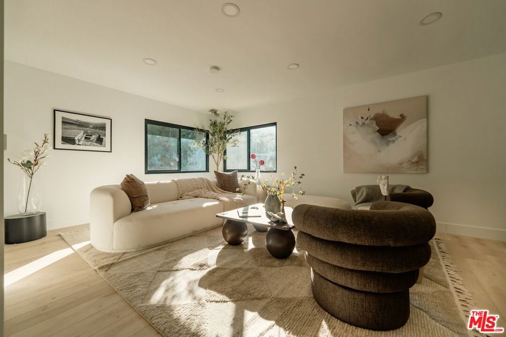 Photo of 14457 Glorietta Drive, Sherman Oaks, CA 91423 (MLS # 26668587)