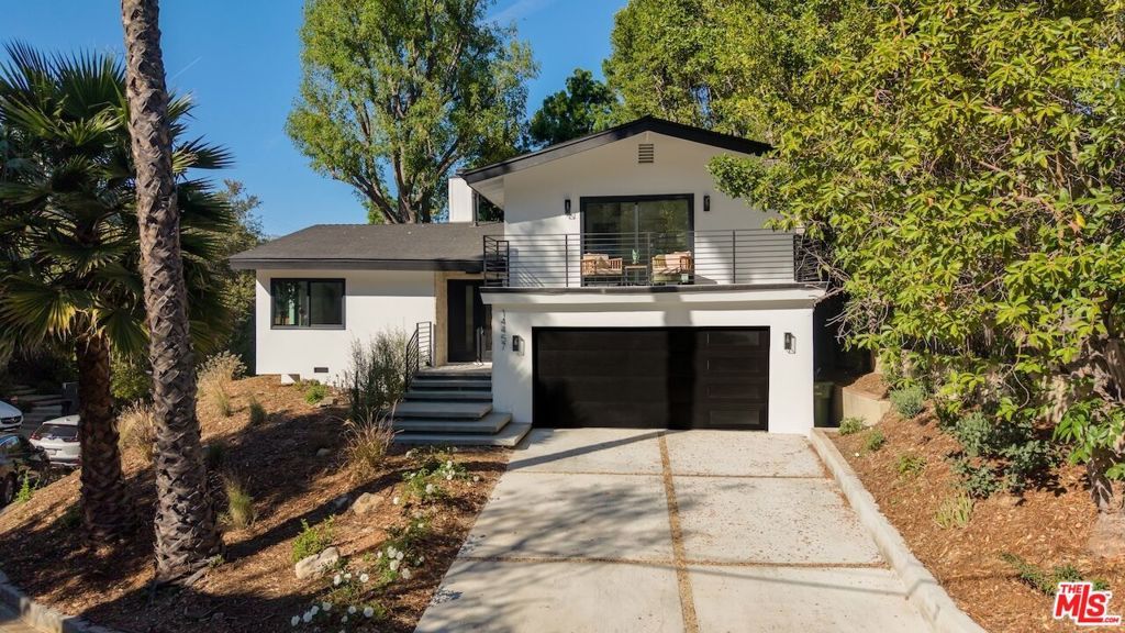 Photo of 14457 Glorietta Drive, Sherman Oaks, CA 91423 (MLS # 26668587)