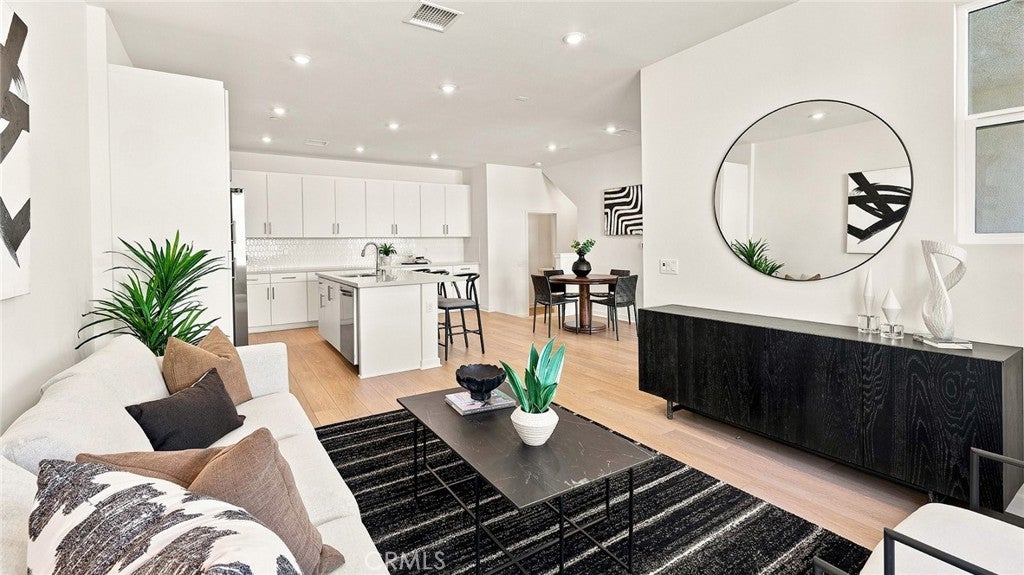107 S Laxore Street 404