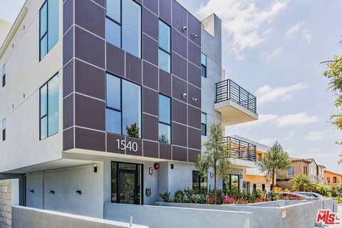 Photo of 1540 S Hayworth Avenue #203, Los Angeles, CA 90035 (MLS # 25625973)