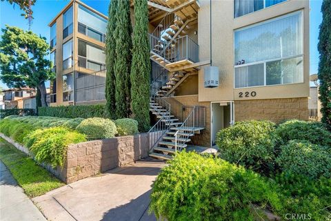 Photo of 222 220 Granada Avenue Ave, Long Beach, CA 90803 (MLS # PW26018659)