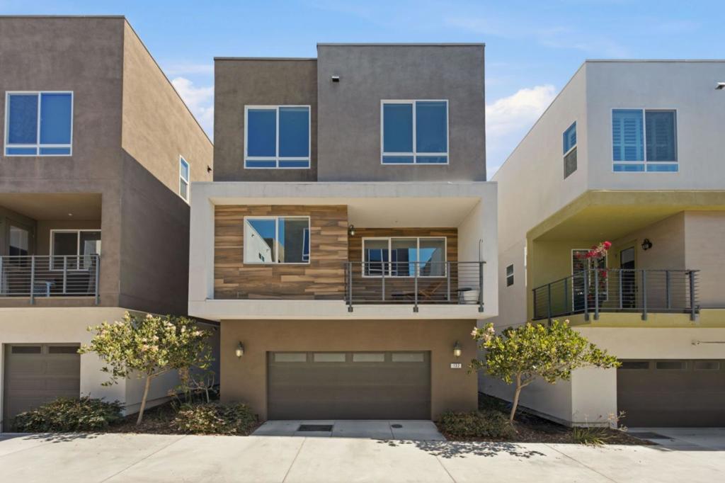 132 Llano De Los Robles Avenue