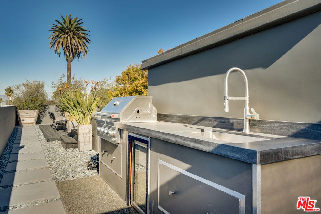 Photo of 406 Grand Boulevard, Venice, CA 90291 (MLS # 26652887)
