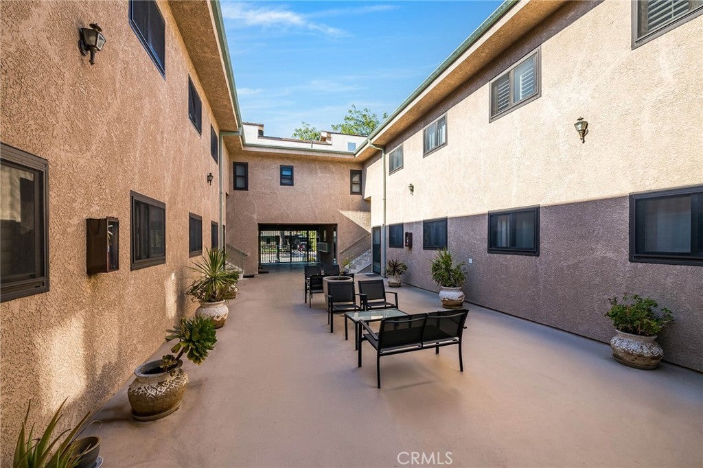 4000 W Victory Boulevard 204