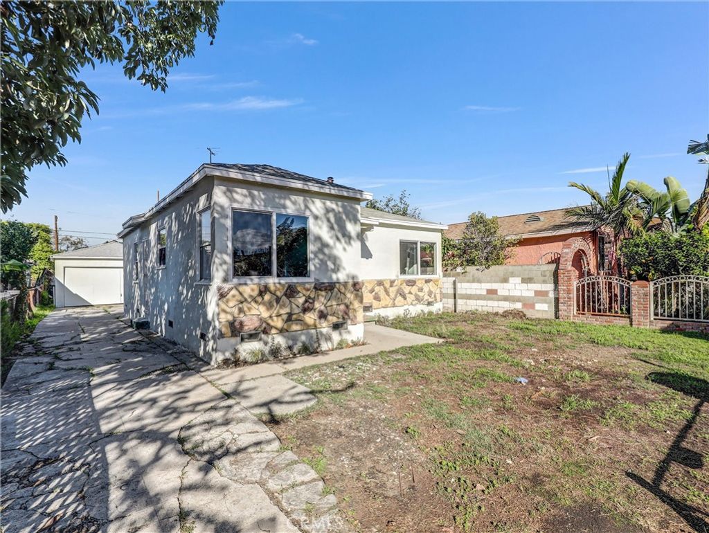 Photo of 639 E 105th St, Los Angeles, CA 90002 (MLS # AR25264226)