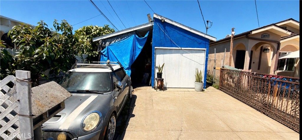 Photo of 10749 Weigand Avenue, Los Angeles, CA 90059 (MLS # OC26091962)