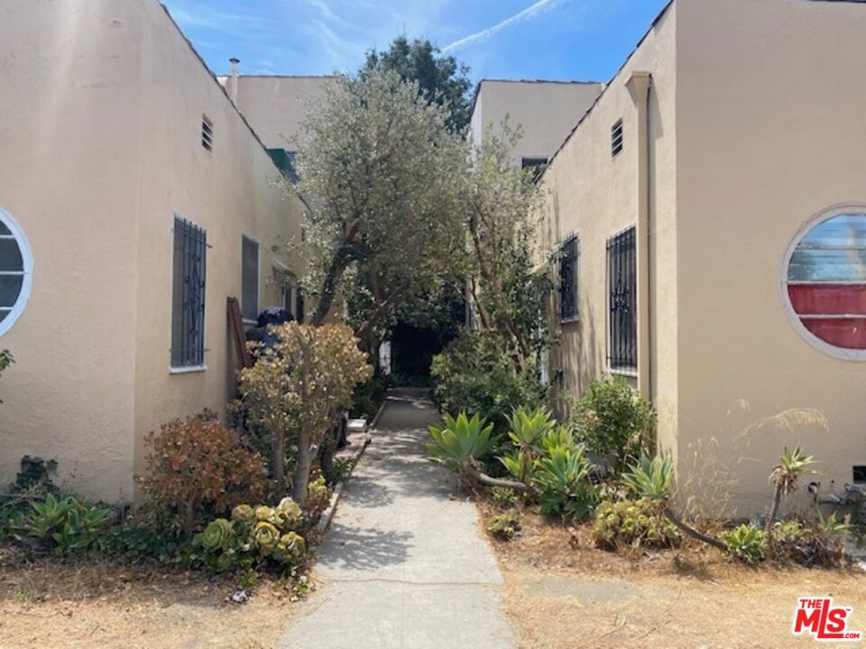 11758 11752 Magnolia Boulevard