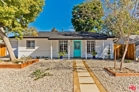 Photo of 7236 Encino Avenue, Van Nuys, CA 91406 (MLS # 25613469)