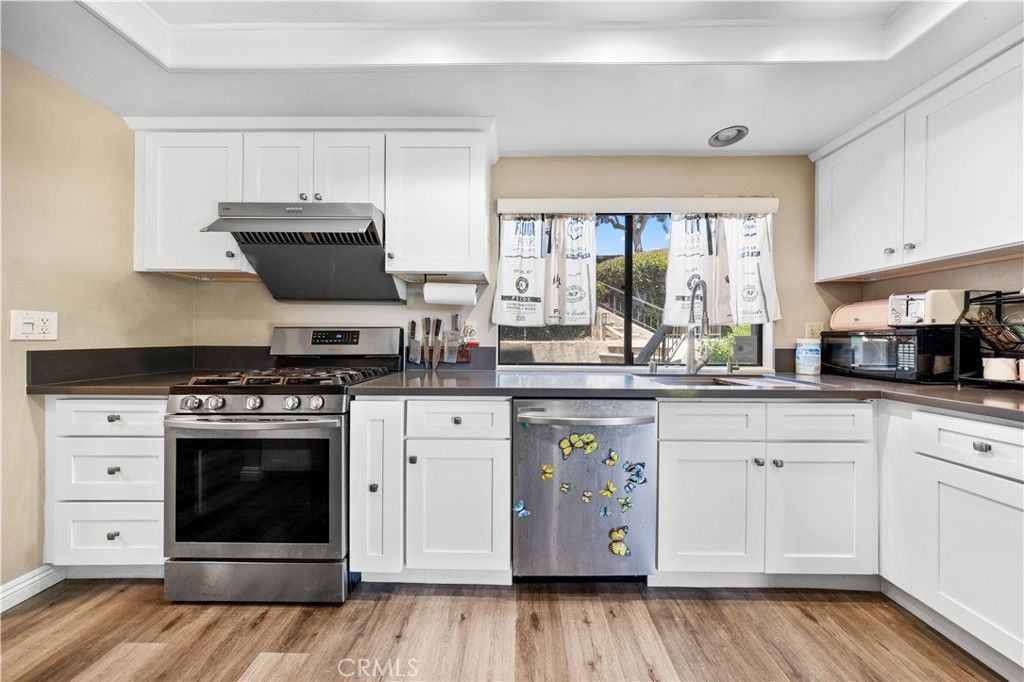 listing image 130724631797854423077