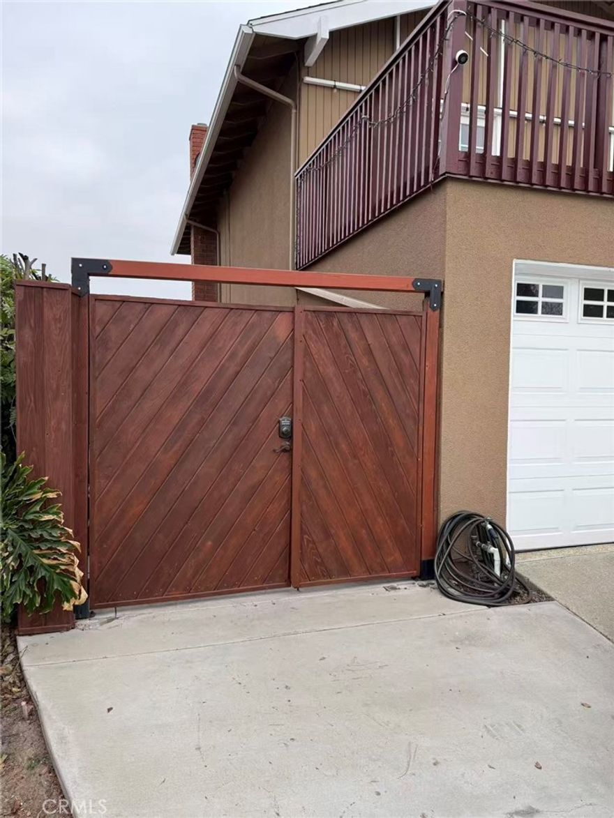 Comfortable 2 bedroom 1 bathroom unit with a living room and small kitchen. Independent private entrance. 
Enjoy peaceful backyard views and the convenience of a fully furnished space—ready to move in.
Rent includes ALL utilities: electricity, water, gas, trash, and high-speed internet.
Perfect for anyone looking for a quiet, convenient, and comfortable place to call home.