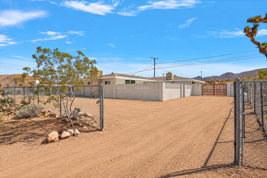 Photo of 7107 Hillview Road, Joshua Tree, CA 92252 (MLS # 219152560DA)