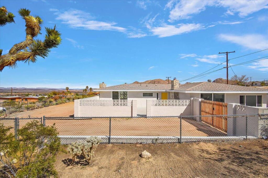Photo of 7107 Hillview Road, Joshua Tree, CA 92252 (MLS # 219152560DA)