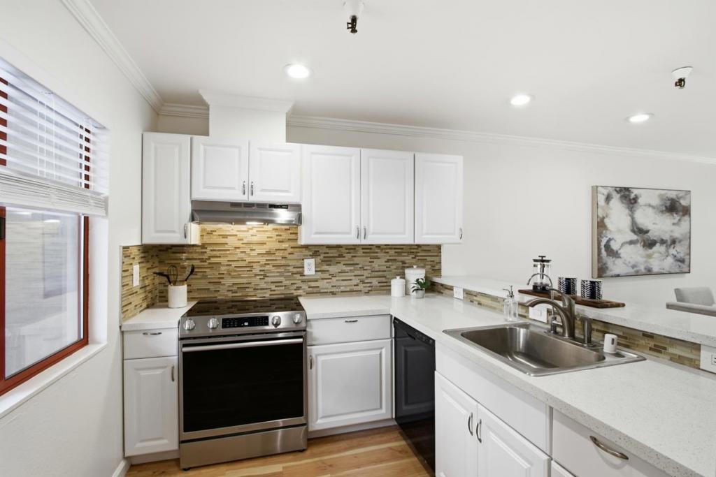 439 Alberto Way A102