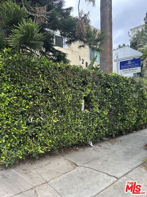 Photo of 1128 S Oakhurst Drive #1, Los Angeles, CA 90035 (MLS # 26674111)