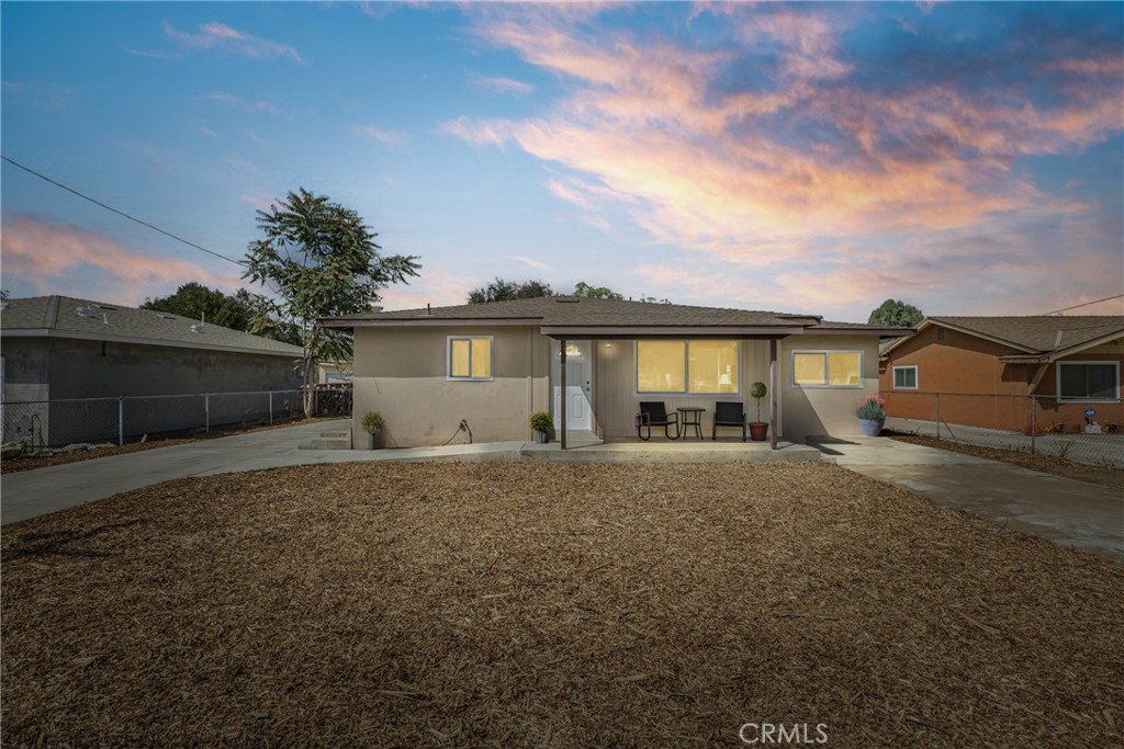 Prime Jurupa Valley Horse Property!
Welcome to this beautifully remodeled home sitting on a spacious 20,373 sq. ft. lot — perfect for horse enthusiasts, families, and anyone looking for extra space.
This home features 3 bedrooms, 2 bathrooms, and a 2-car garage, designed with comfort and style in mind. Enjoy peace of mind with a brand-new roof, new HVAC system, upgraded kitchen, and modern bathrooms. New flooring throughout adds a fresh, contemporary touch.
Outside, the expansive lot offers ample room for horses, RV parking, or future projects, all while being located in the highly desirable Corona-Norco School District.
Conveniently located with quick access to the 15 and 60 freeways, and just minutes from shopping centers, parks, and more — this home combines the best of country living with city convenience.
Don’t miss out on this rare Jurupa Valley gem!