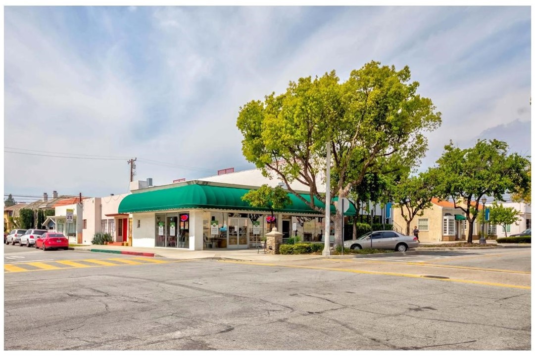 This is your chance to seize an investment or secure your own commercial and residential space in a highly sought-after area. With 4 units comprising both commercial and residential spaces, this property offers versatility and potential for multiple streams of income.
Key Features:
Location: Situated in a prime location and convenient access to amenities, this property is strategically positioned for maximum exposure and foot traffic in city of arcadia.
Mixed-Use: Featuring a blend of commercial and residential units, this property caters to diverse tenant needs and offers flexibility in usage.
Investment Potential: Whether you're an investor seeking steady returns or an owner looking to establish your presence, this property presents an excellent opportunity for growth and financial success.
Seller will do 1031 Exchange.