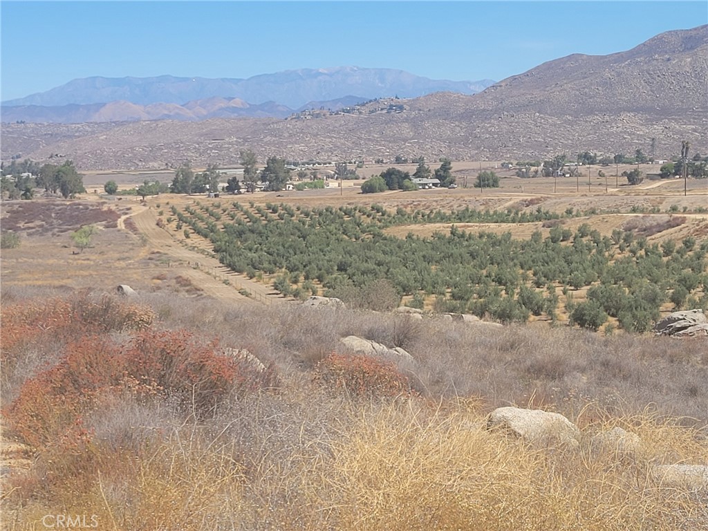 10 acre parcel with spectacular views, decent access and gentle enough to have a great home site. Minutes from shopping, schools etc but super private and serene, partially fenced. Bring your imagination!!!
