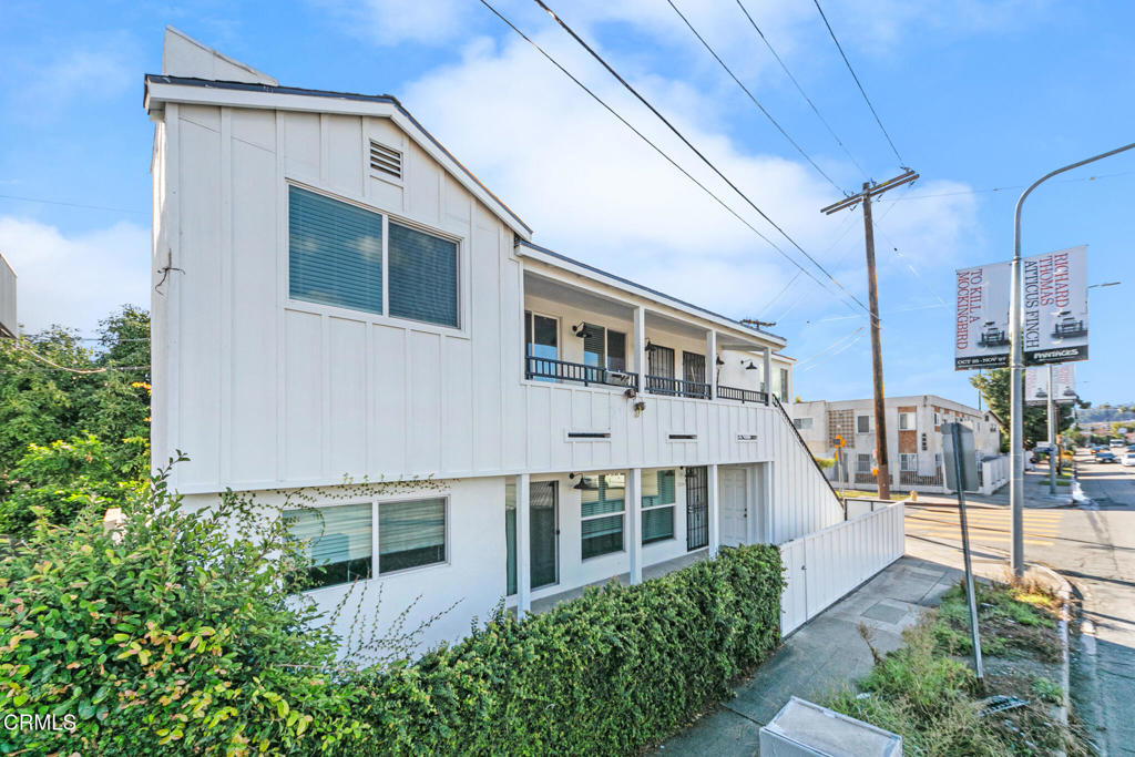 Located in the heart of West Adams, this well-maintained triplex offers a top floor 1-bedroom, 1-bath unit with a bright open floorplan. The remodeled kitchen includes stainless steel appliances and the bathroom has been renovated. Enjoy the comfort of central AC, convenience of in-unit laundry and your own private 1-car garage. Excellent location just minutes from Cento, Fleurs et Sel, Alta, Mizlala, Chulita & Highly Likely!