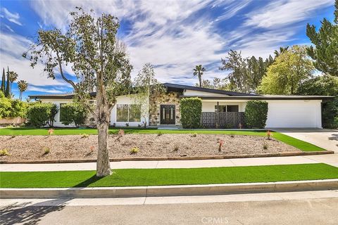 Photo of 23540 Kivik St, Woodland Hills, CA 91367 (MLS # SR26049439)