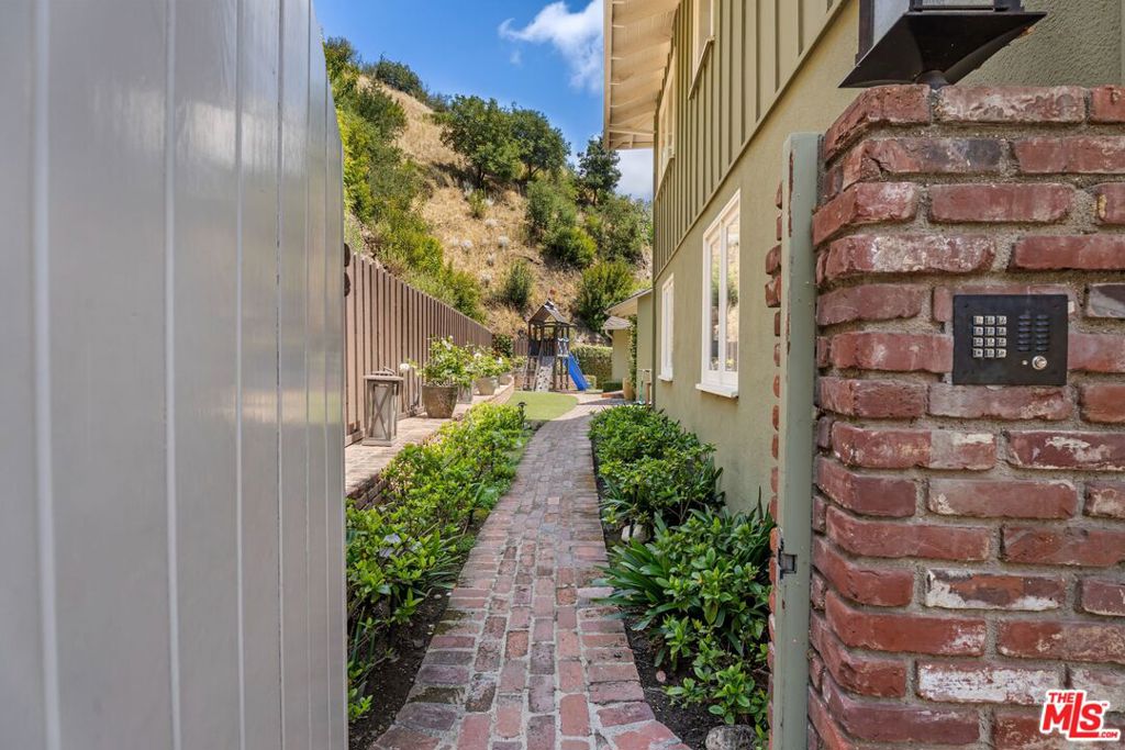 3820 Mandeville Canyon Road