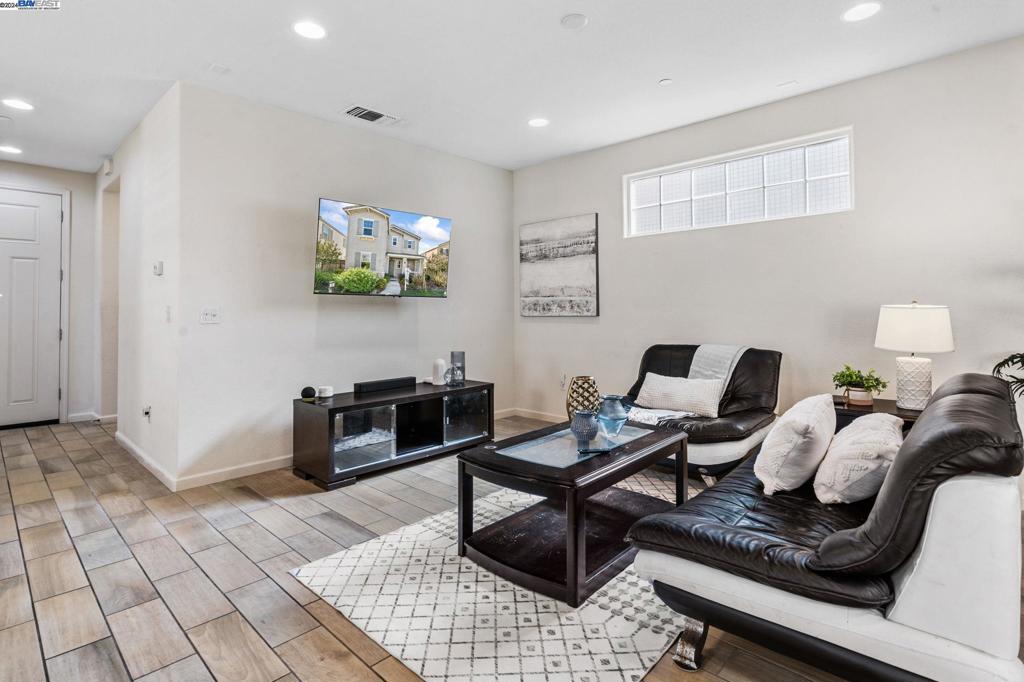 MOUNTAIN HOUSE - Residential