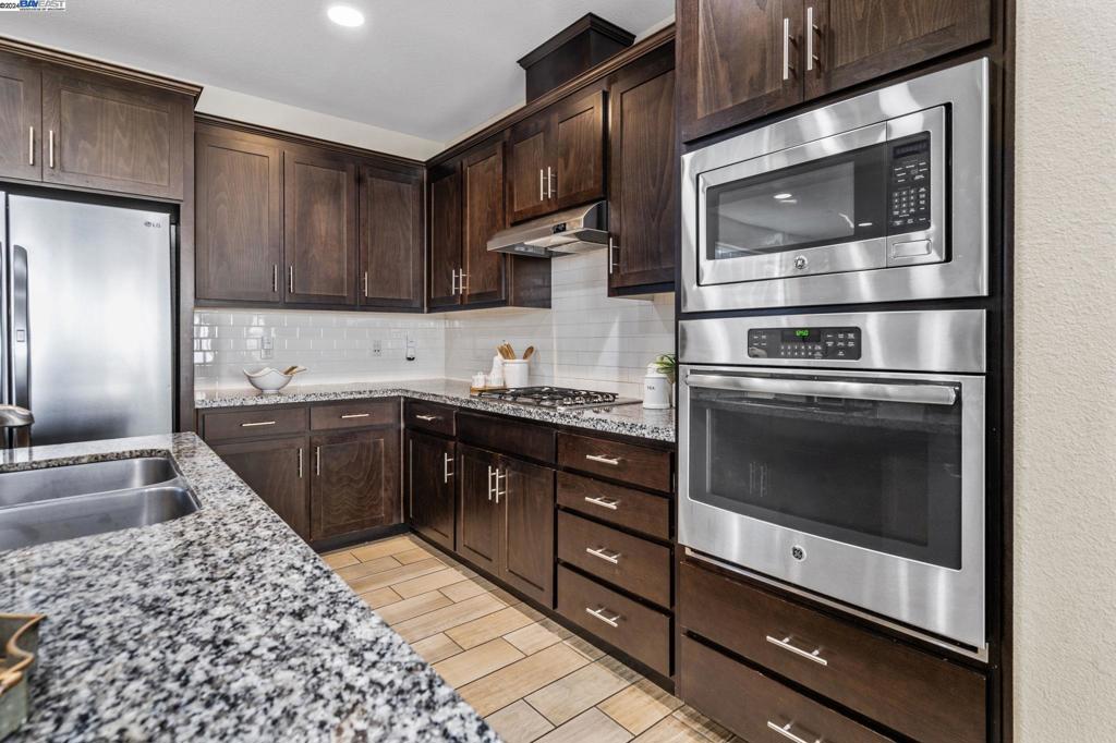 MOUNTAIN HOUSE - Residential