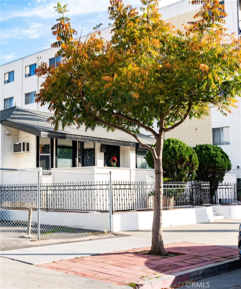 Welcome to our Quaint 8-Unit Complex in the heart of the Arts District in Downtown Long Beach! This amazing 1 Bedroom, 1 Bath unit is located just blocks from the Ocean and all the Long Beach attractions. This apartment was upgraded with new windows, new piping and electrical, AC, new bathroom, and the bedroom has newer wooden floors. The large closet also has a built-in organizers to maximize your space. If you're a creative renter, you'll love this open-floor concept that is more spacious than its actual footage. Be a part of the active scene with its marvelous art studios, museums, attractions on the weekends. Enjoy the downtown life and stroll to Pine Street or the Shoreline Village where you'll find amazing restaurants, entertainment, and shops. Nearby you'll find the Metro Blue Line, Bus transportation and the Freeway. Small pets okay with approval. Don't miss this one, it won't last long!