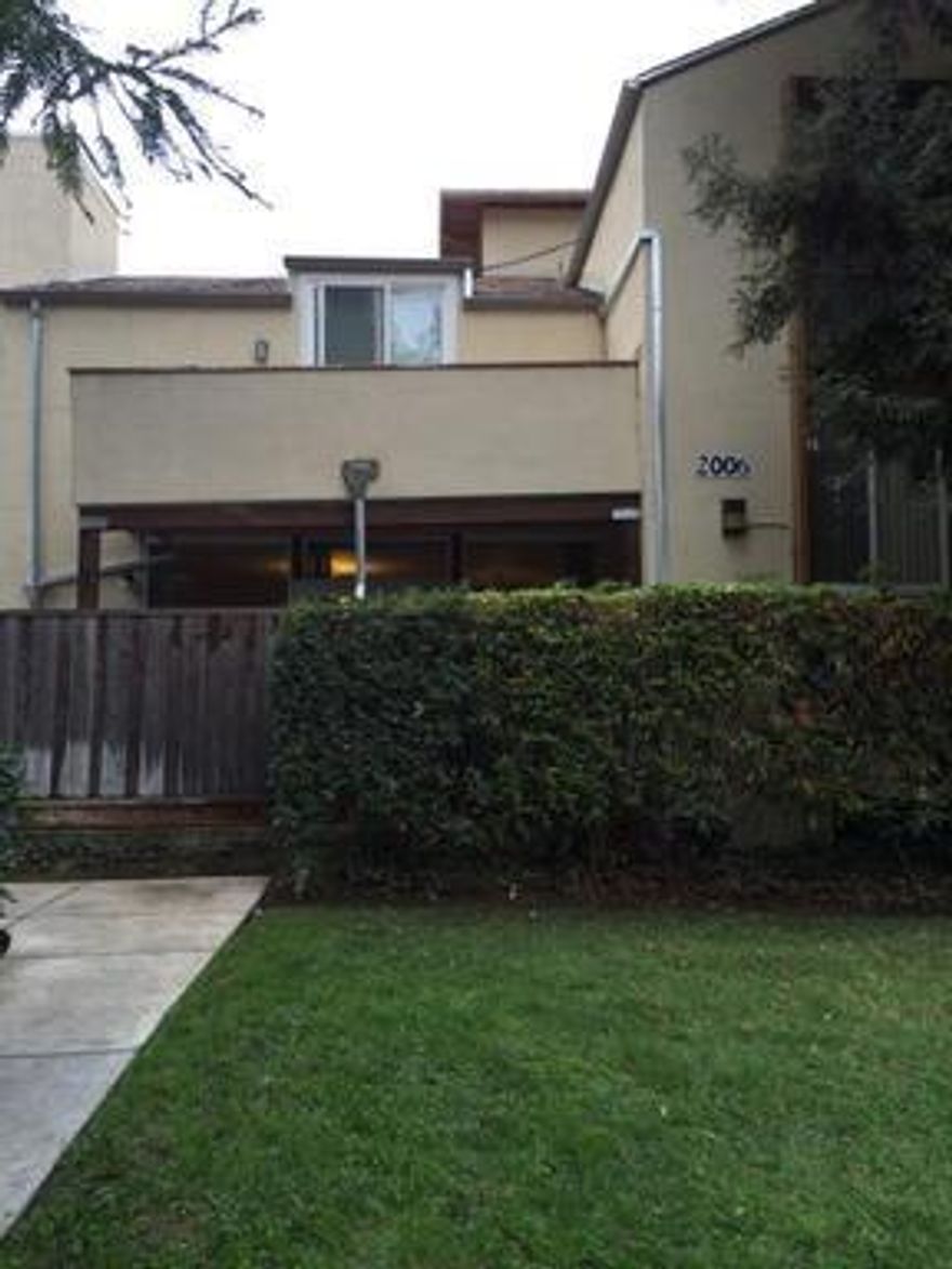 Wonderfully remodeled unit in a great location just off the Lawrence Expressway.  Walk to stores and park.  Unit is in "move-in condition ... don't miss!