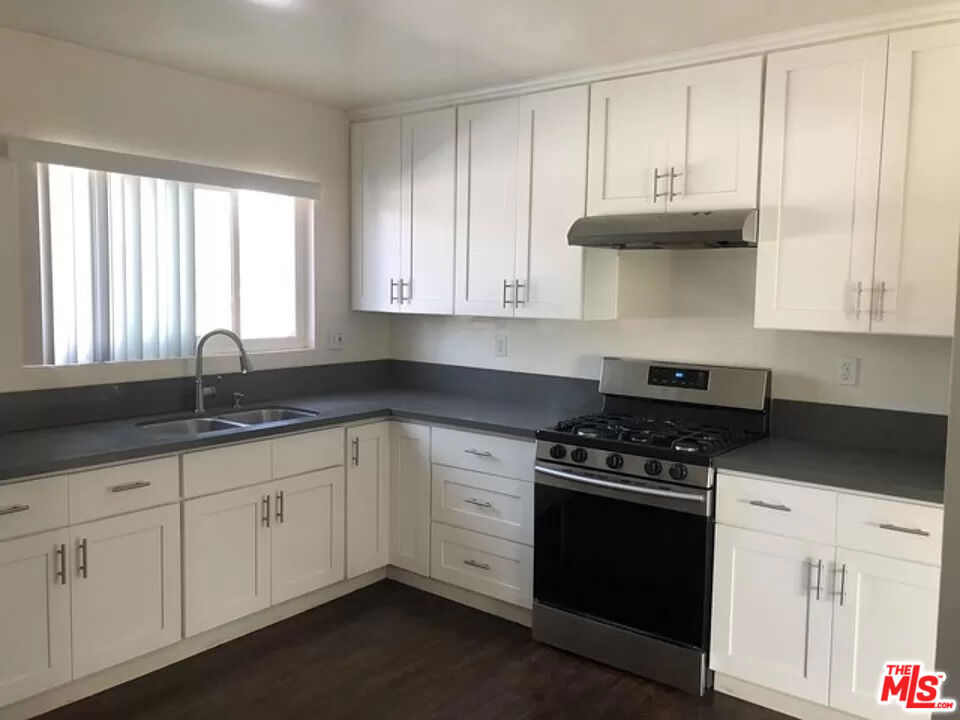 Stylish Top-Floor 3BD/2BA in Prime West Adams. Welcome to 2530 Carmona Avea fully renovated top-floor unit tucked away on a tranquil cul-de-sac between Hauser Blvd and Fairfax Ave, just south of the 10 Freeway in vibrant West Adams. This spacious 3-bedroom, 2-bathroom residence features an open layout with updated finishes throughout. Modern bathrooms, dual-pane vinyl windows, and wood laminate flooring add to the home's sophisticated charm. Natural light pours in, creating a bright, airy feel throughout the living spaces. Perfectly located just steps from the newly developed Cumulus District anchored by Whole Foods, and minutes from the Expo Line, Culver City Arts District, Downtown Culver City, Beverly Hills, Silicon Beach, and DTLA. Mizlala is just a five-minute walk, with local favorites like Pasta Sisters, Father's Office, Honey Kettle, Blue Bottle, and CAVA nearby. Miracle Mile's acclaimed restaurants are just a 10-minute drive away. Additional Features: - Water paid by landlord- Tenant responsible for electric, gas & trash- Quiet Street surrounded by new residential and commercial developments- Ideal for professionals seeking central access to all of LA. An exceptional opportunity to live in one of LA's most connected and up-and-coming communities.