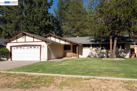 Photo of 1423 Rancho Way WAY, South Lake Tahoe, CA 96150 (MLS # 41148332)
