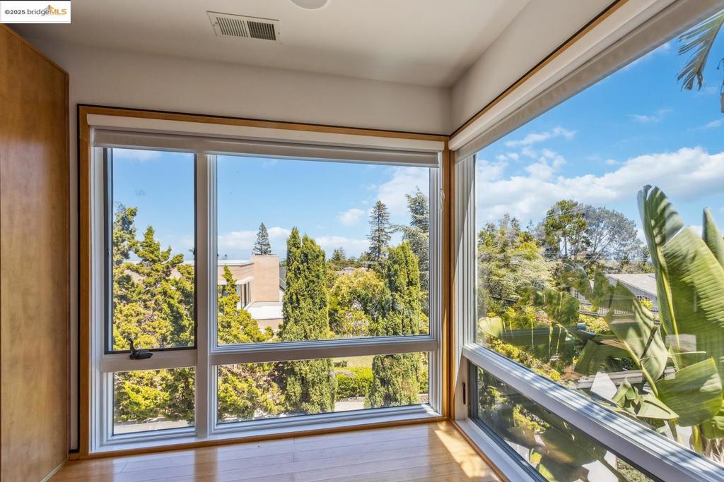 BURLINGAME - Residential