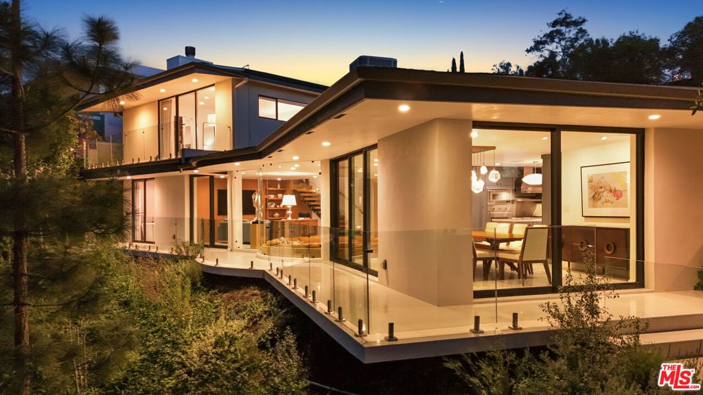 Photo of 11541 Dona Teresa Drive, Studio City, CA 91604 (MLS # 26659873)