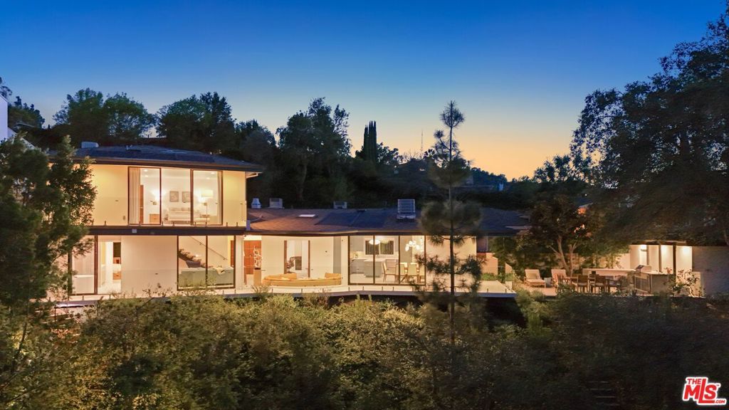 Photo of 11541 Dona Teresa Drive, Studio City, CA 91604 (MLS # 26659873)