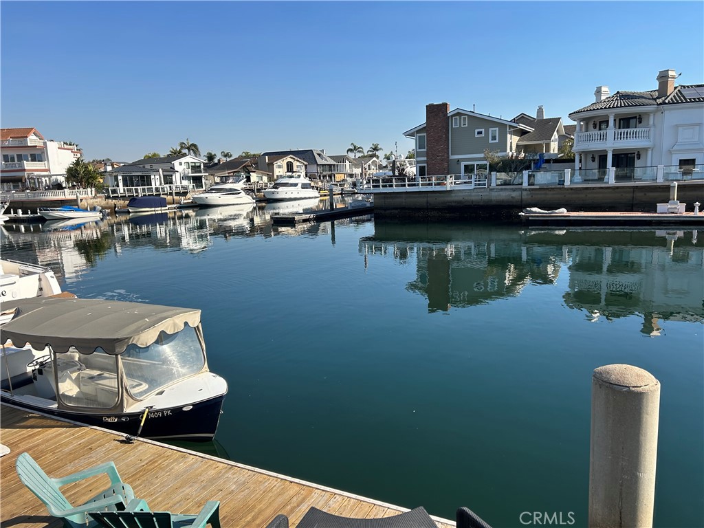 Located in a highly desirable waterfront setting on Davenport Island, this home offers stunning views of Huntington Harbour Channel. Upon arrival, you are greeted by an impressive entry leading to a private spa retreat within the courtyard. The bright and airy interior features abundant windows throughout, filling the home with natural light. The family room boasts soaring ceilings, and the spacious master suite is complemented by three additional generously sized rooms. The laundry room is conveniently located upstairs.
The outdoor area is perfect for entertaining, with a built-in barbecue and a private 45-foot dock on a 50-foot waterfront.
This exquisite residence is just minutes from Huntington Harbour Plaza, Harbor View School, and Humboldt Island's Mother's Beach, offering unparalleled convenience. Additionally, Catalina Island is only 40 minutes away, providing endless opportunities for adventure.
Don't miss out on this rare chance to own a piece of paradise—schedule your private showing today!