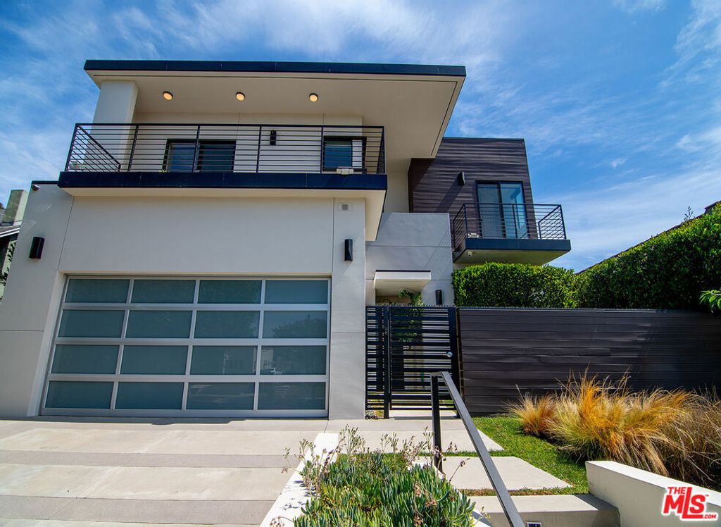 Photo of 362 N Norton Avenue, Los Angeles, CA 90004 (MLS # 25594483)