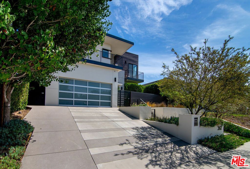 Photo of 362 N Norton Avenue, Los Angeles, CA 90004 (MLS # 25594483)