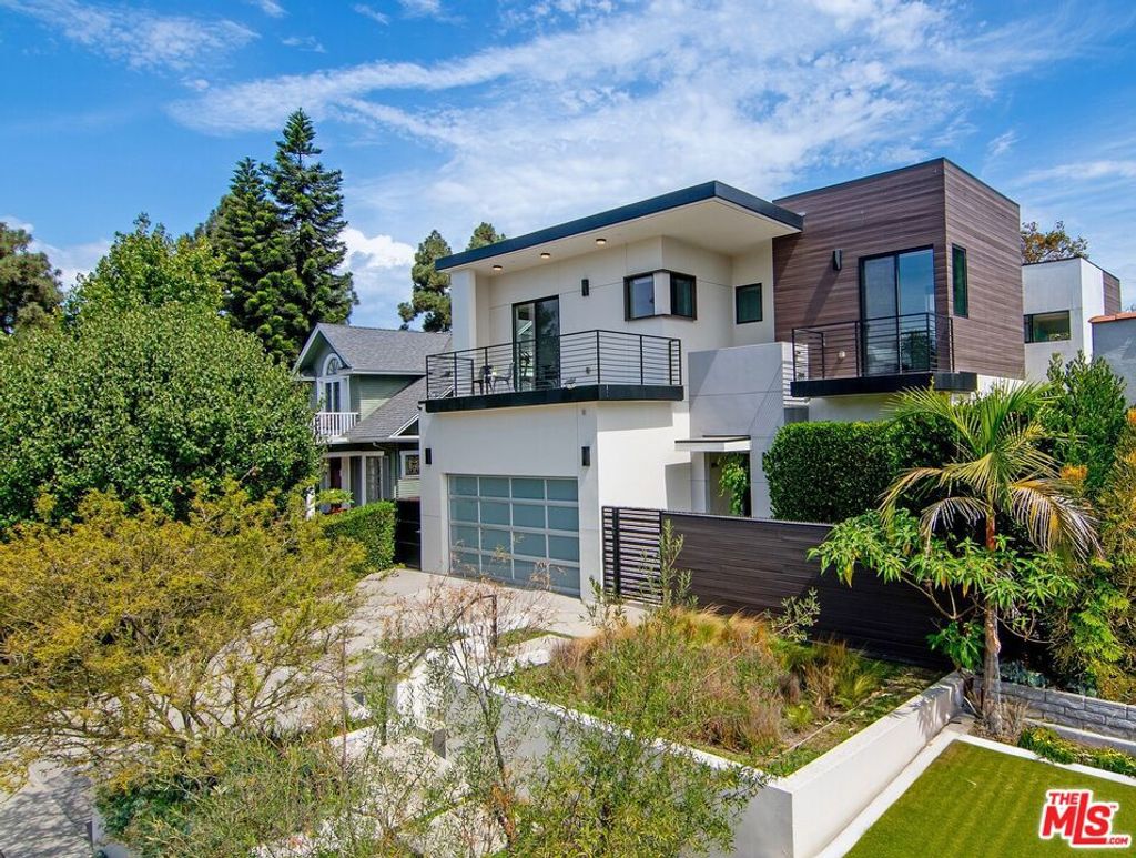 Photo of 362 N Norton Avenue, Los Angeles, CA 90004 (MLS # 25594483)
