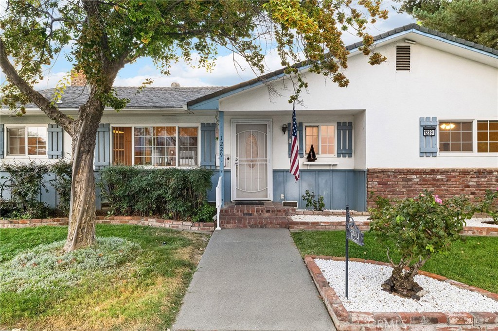 Lovely 3-Bedroom, 2-Bath Home on Spacious Corner Lot – Quality Construction & Great Location!!!
This well-built and thoughtfully maintained 3-bedroom, 2-bathroom home situated on a large corner lot in a desirable neighborhood. This property offers both comfort and convenience, featuring quality construction throughout and modern updates including new Kitchenaid stove and durable vinyl windows for energy efficiency and low maintenance.
Enjoy the benefits of a spacious two-car garage, a fully fenced yard perfect for pets or play, and a covered patio ideal for outdoor entertaining year-round. Inside, you'll find a smart layout with ample natural light and functional living spaces that cater to everyday living.
Located just minutes from local schools, parks, and amenities, this home is perfect for families or anyone looking for a great blend of location, quality, and space. Don’t miss your opportunity to own this solid, move-in ready home in a fantastic central location!
