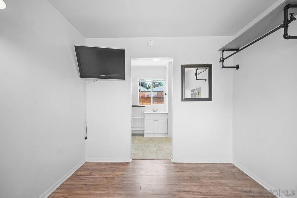 listing image 130724804014672680823