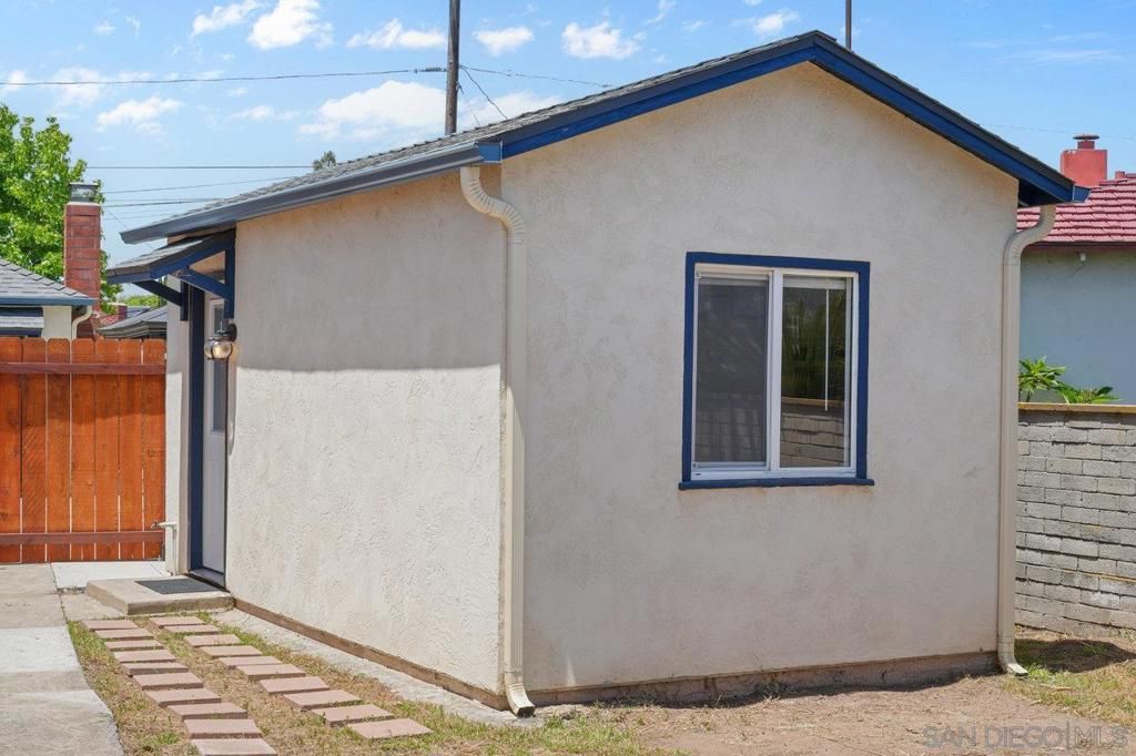 listing image 130729440402386569569