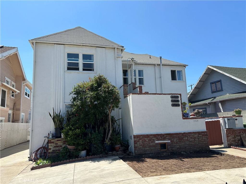 Bright and Breezy 2-Bedroom Upstairs Unit in Mid-City Triplex – Gated Parking & In-Unit Laundry
This spacious upstairs unit in a well-kept Mid-City triplex offers approximately 1,000 sq.ft. of comfortable living space with hardwood floors throughout. The kitchen features granite countertops and ample cabinetry, and there's a convenient in-unit washer/dryer combo for your laundry needs.
Enjoy the ease of gated parking with two dedicated spaces, and water is included in the rent. Located near shops, dining, and major thoroughfares, this home offers both comfort and convenience.
2 Bedrooms | 1 Bathroom
Hardwood floors throughout
Granite kitchen counters
Washer/dryer combo in unit
Gated 2-car parking
Water included
Available now
Minimum 1-year lease required
Don’t miss this centrally located Mid-City gem—schedule your showing today!