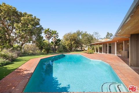 Photo of 590 N Tigertail Road, Los Angeles, CA 90049 (MLS # 26847245)