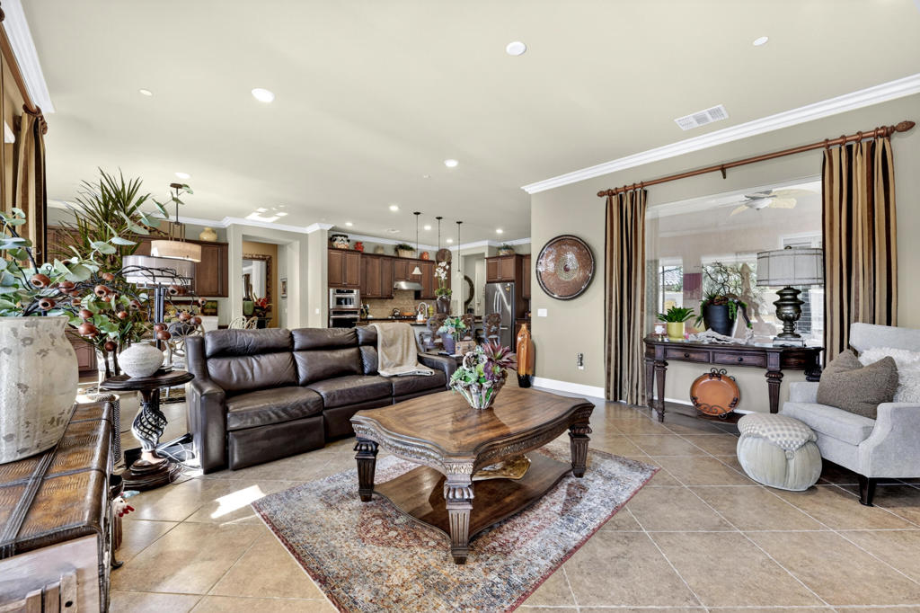 81623 Avenida Estuco